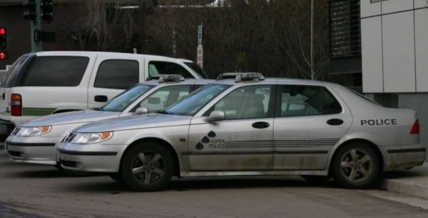 Полицаите от Аспен и Вейл използват различни превозни средства Saab, включително 9-5, от 70-те години до първото десетилетие на този век. Част от причината Saab 9-5 и неговите предшественици да се харесват в тези части на Колорадо е студеното време, което влошава представянето на седаните със задно предаване.

Според местен, &bdquo;да израснеш в град, който има полицейски коли Saab, имаше своите предимства. Като например техния отличителен звук на двигателя, който можеше да се чуе от няколко блока разстояние, докато се приближават в тъмното." 2,3-литровият четирицилиндров двигател с турбо на 9-3 е най-добре описан като редизайн на двигателя Saab B, който &ndash; от своя страна &ndash; е базиран на Triumph Slant-4.
